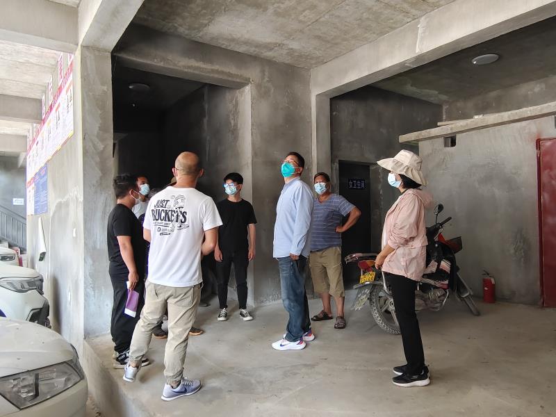 村镇股组织结构专家到遮放镇针对农村经营性自建房安全隐患排查整治工作进行检查。3